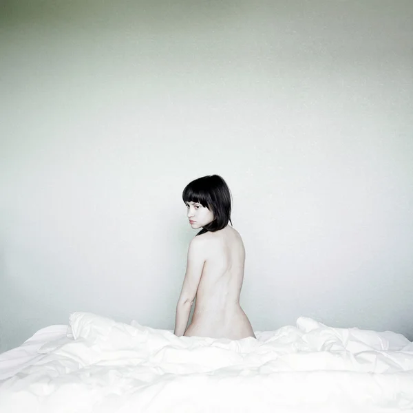 Mladá krásná žena v posteli — Stock fotografie