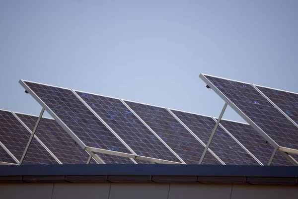 Ηλιακή colllectors στην οροφή του ένα σύγχρονο σπίτι — Φωτογραφία Αρχείου
