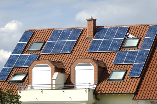 一个现代的房子的天花板上太阳能 colllectors — 图库照片