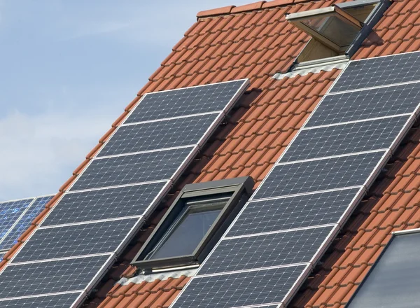 Collettori solari sul soffitto di una casa moderna — Foto Stock